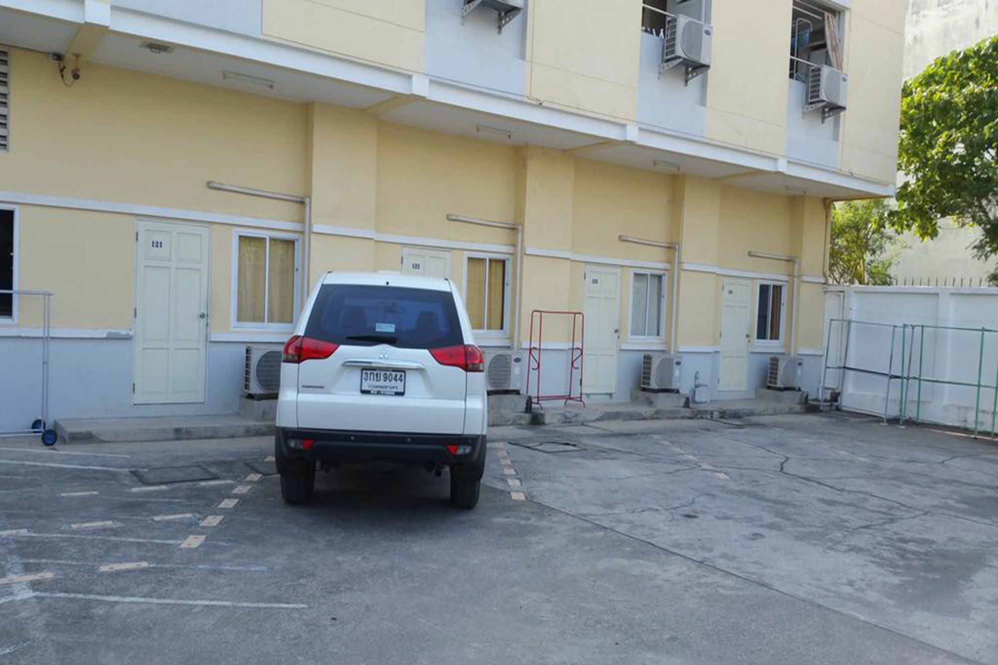 Charoen Apartment Hotel Trang Exteriör bild